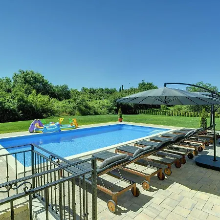 Villa Spacious With Pool And Parasol In Rovinj Rovinjsko Selo