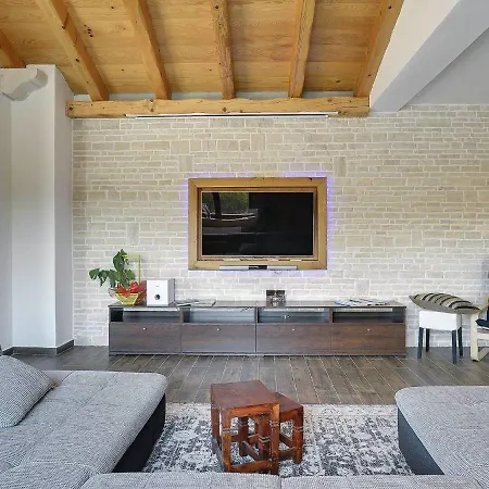 Spacious With Pool And Parasol In Rovinj