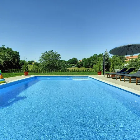 Villa Spacious With Pool And Parasol In Rovinj Rovinjsko Selo