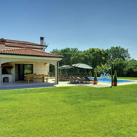 Spacious With Pool And Parasol In Rovinj *