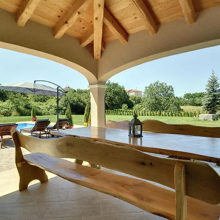 Spacious With Pool And Parasol In Rovinj Rovinjsko Selo